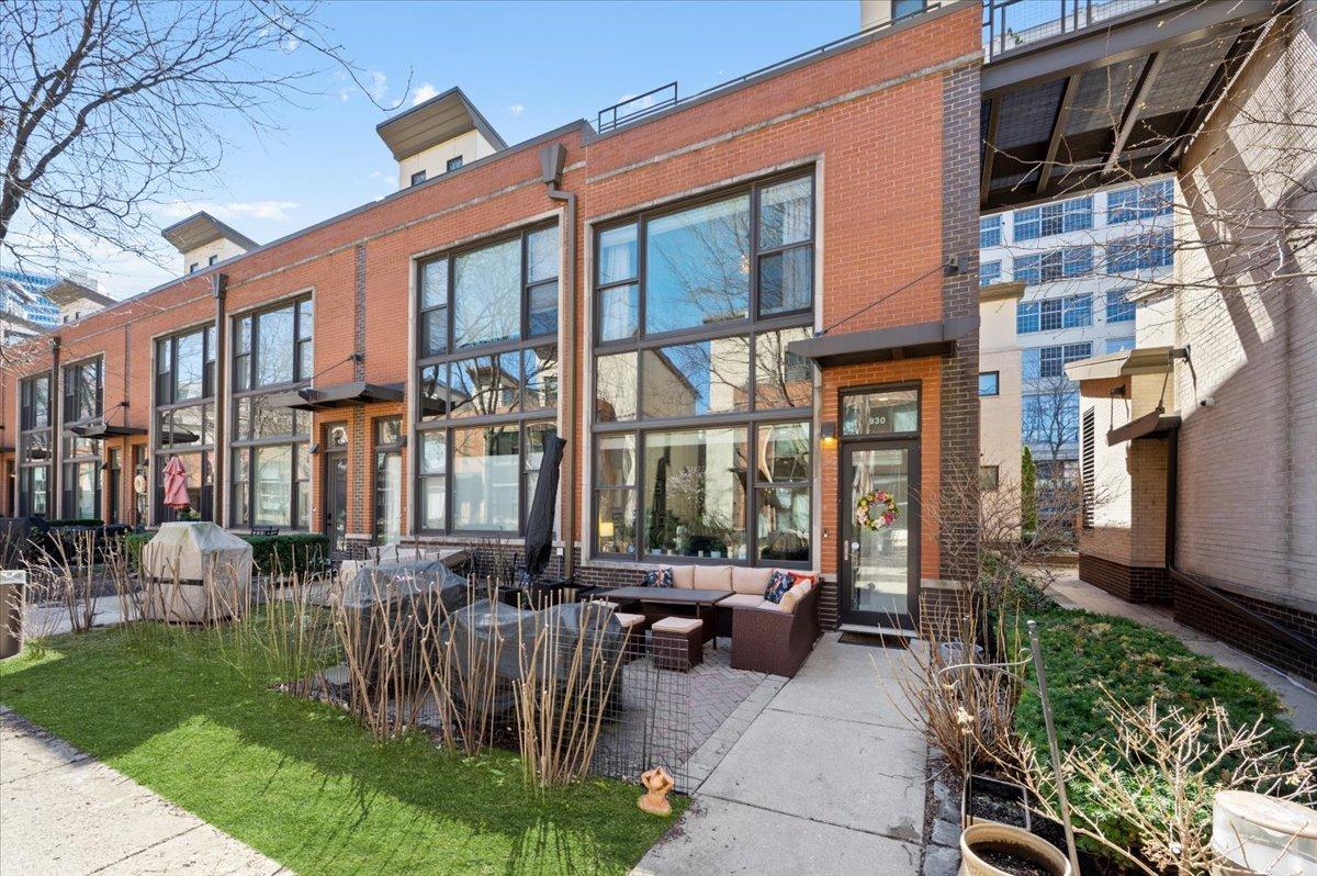 930 N Howe St., Chicago, IL 60610