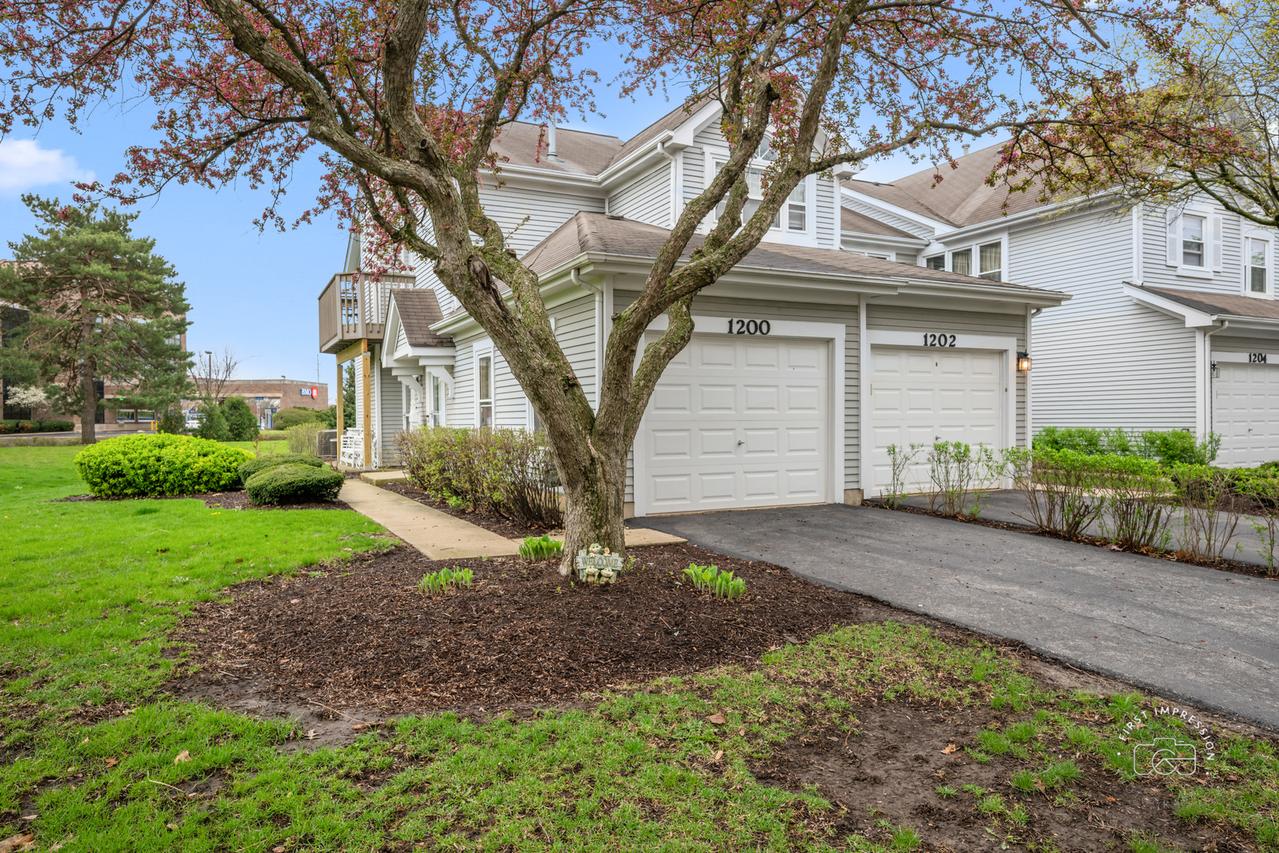 1200 Tennyson Ln. #8, Naperville, IL 60540