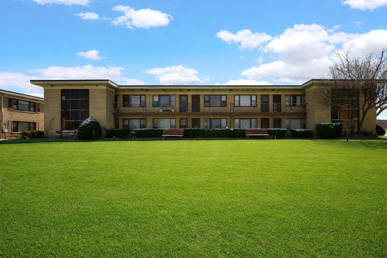 12 King Arthur Ct. #11, Northlake, IL 60164