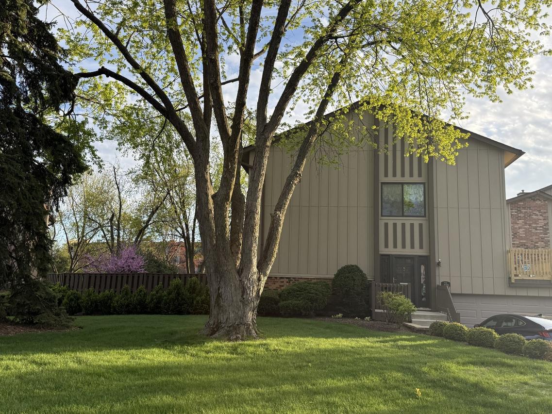 21 Clubside Dr., Willowbrook, IL 60527