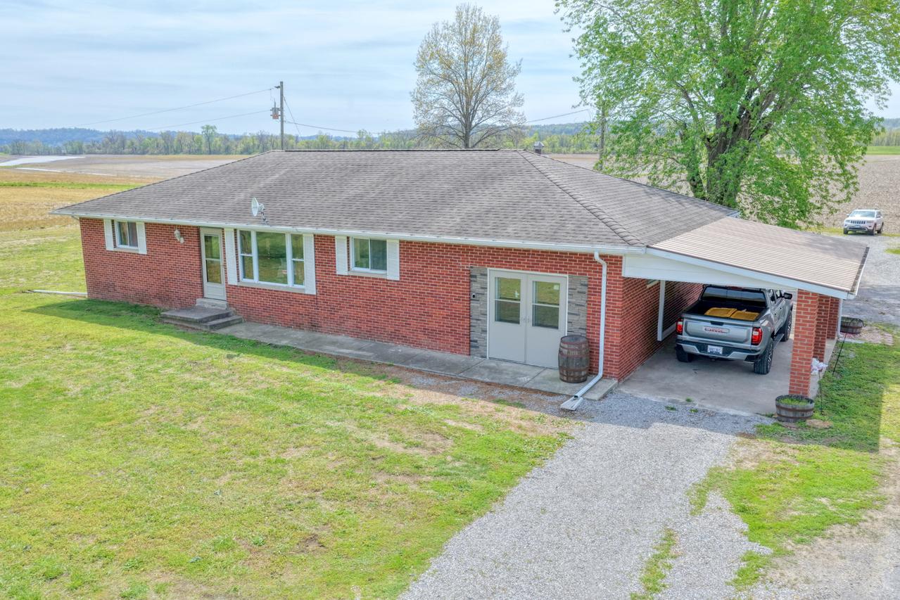 3992 Neunert Rd., Jacob, IL 62950