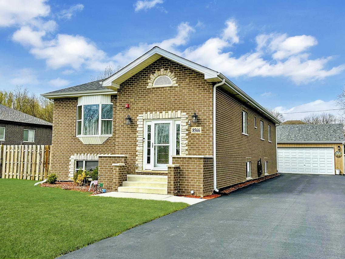 8566 S 83rd Ave., Hickory Hills, IL 60457