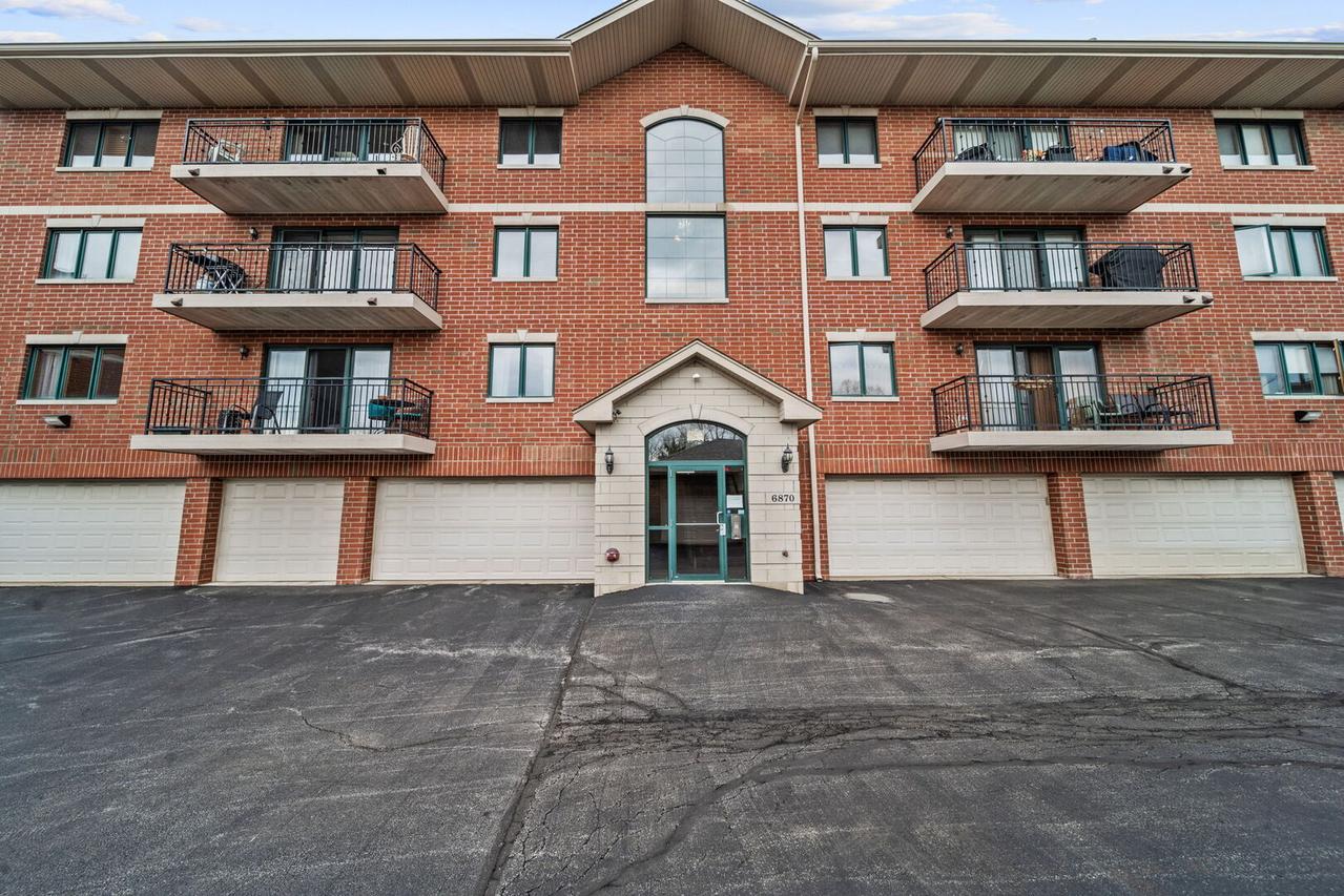 6870 W Winding Tr. #302, Oak Forest, IL 60452