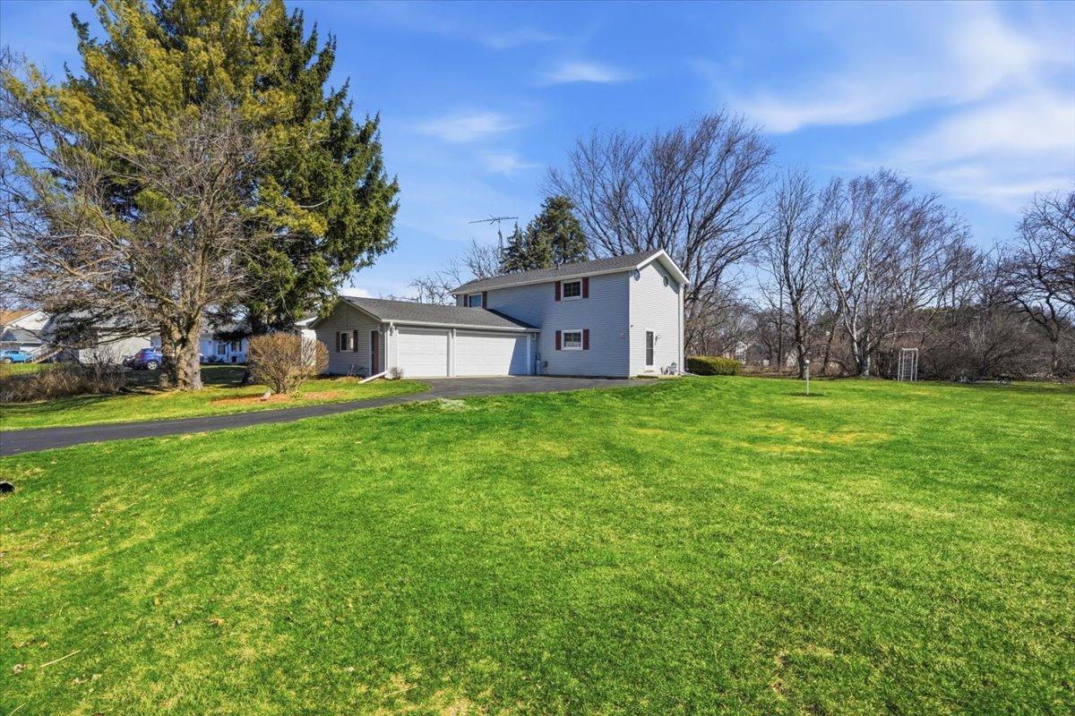422 Pembroke Rd., Poplar Grove, IL 61065