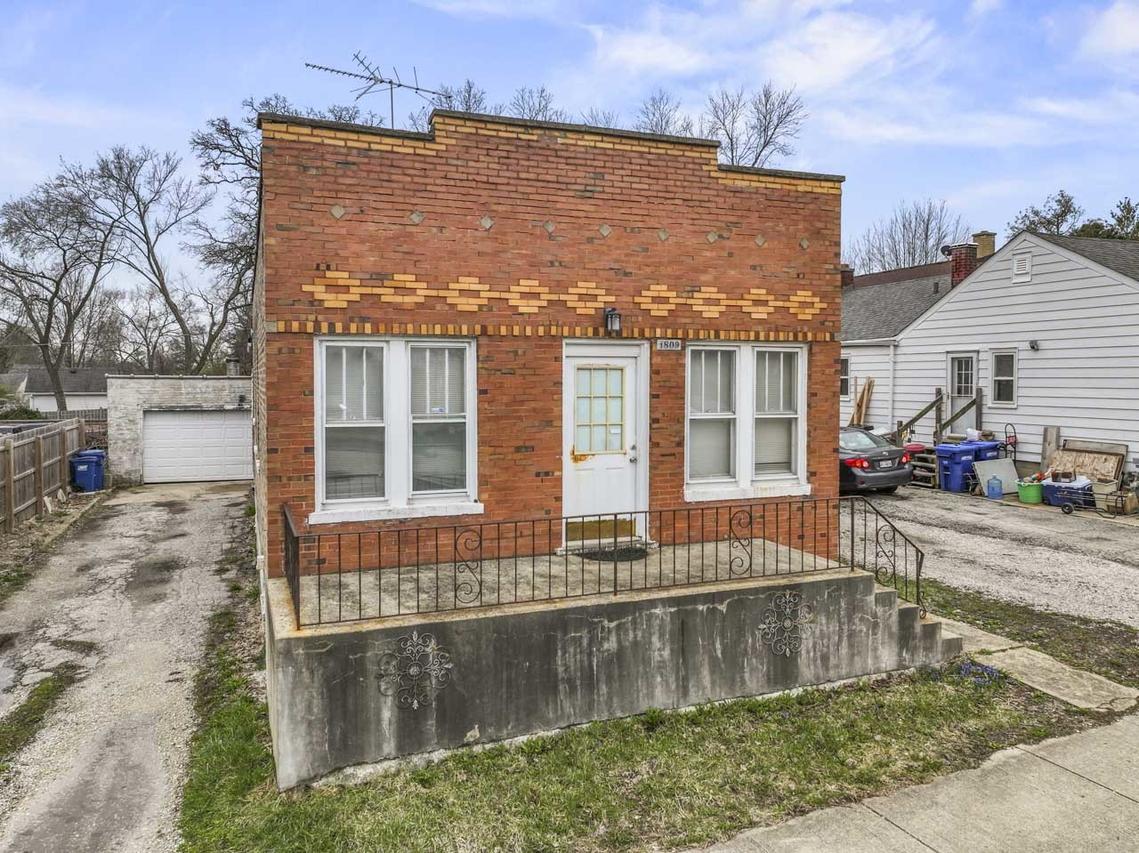 1809 Ogden Ave., Lisle, IL 60532