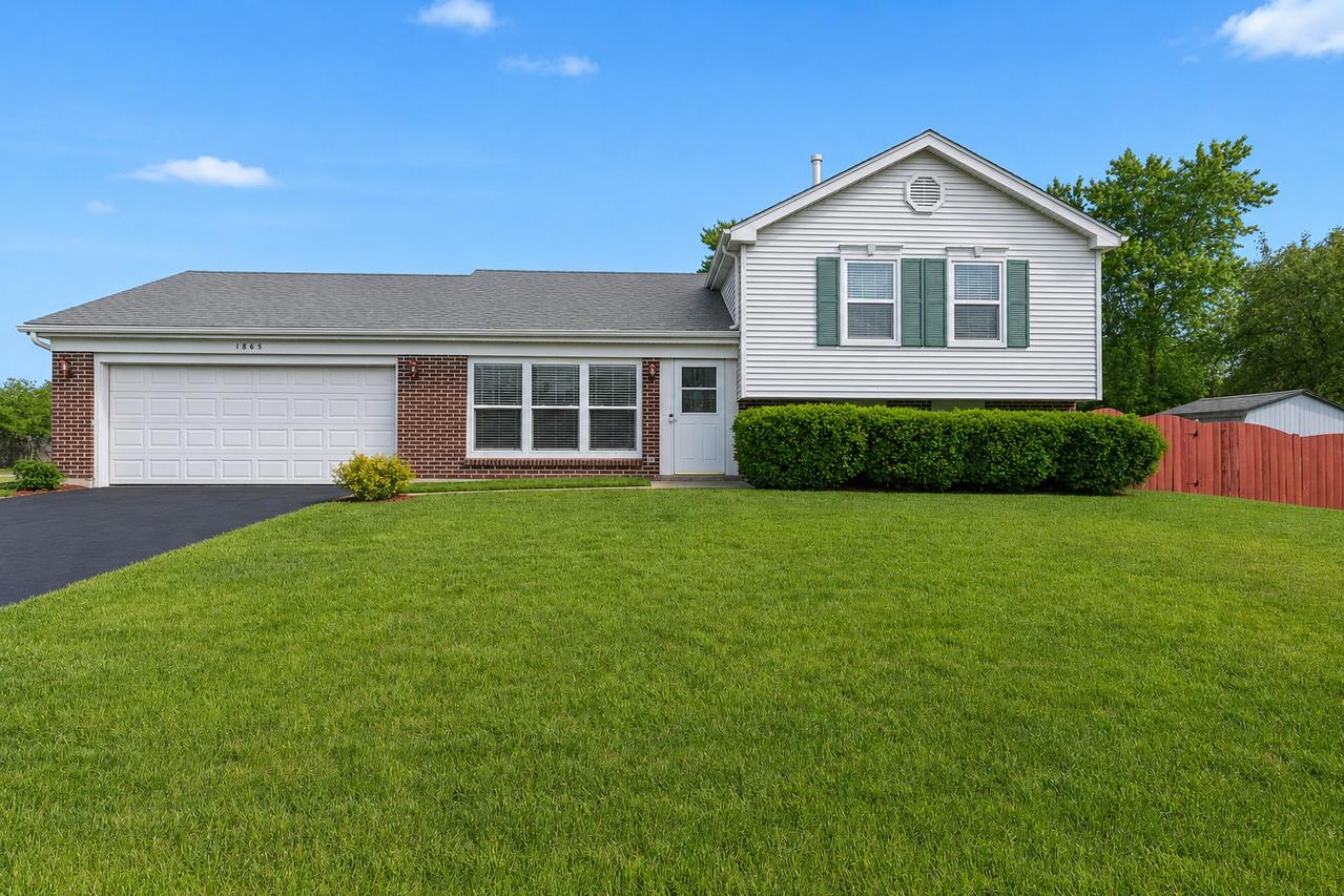 1865 Victor Ln., Hanover Park, IL 60133