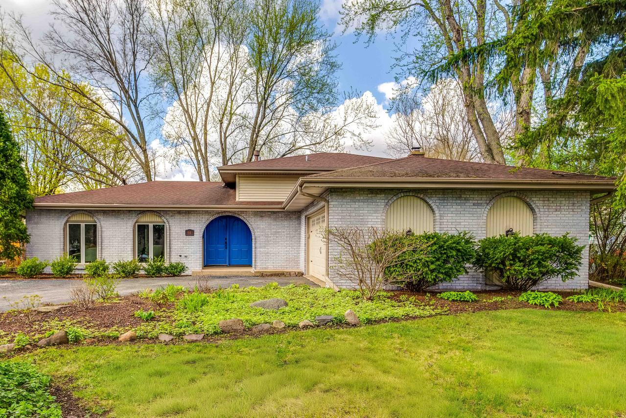 918 Bedford Ln., Libertyville, IL 60048