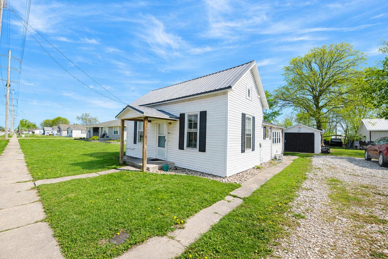 308 W Washington St., Farina, IL 62838