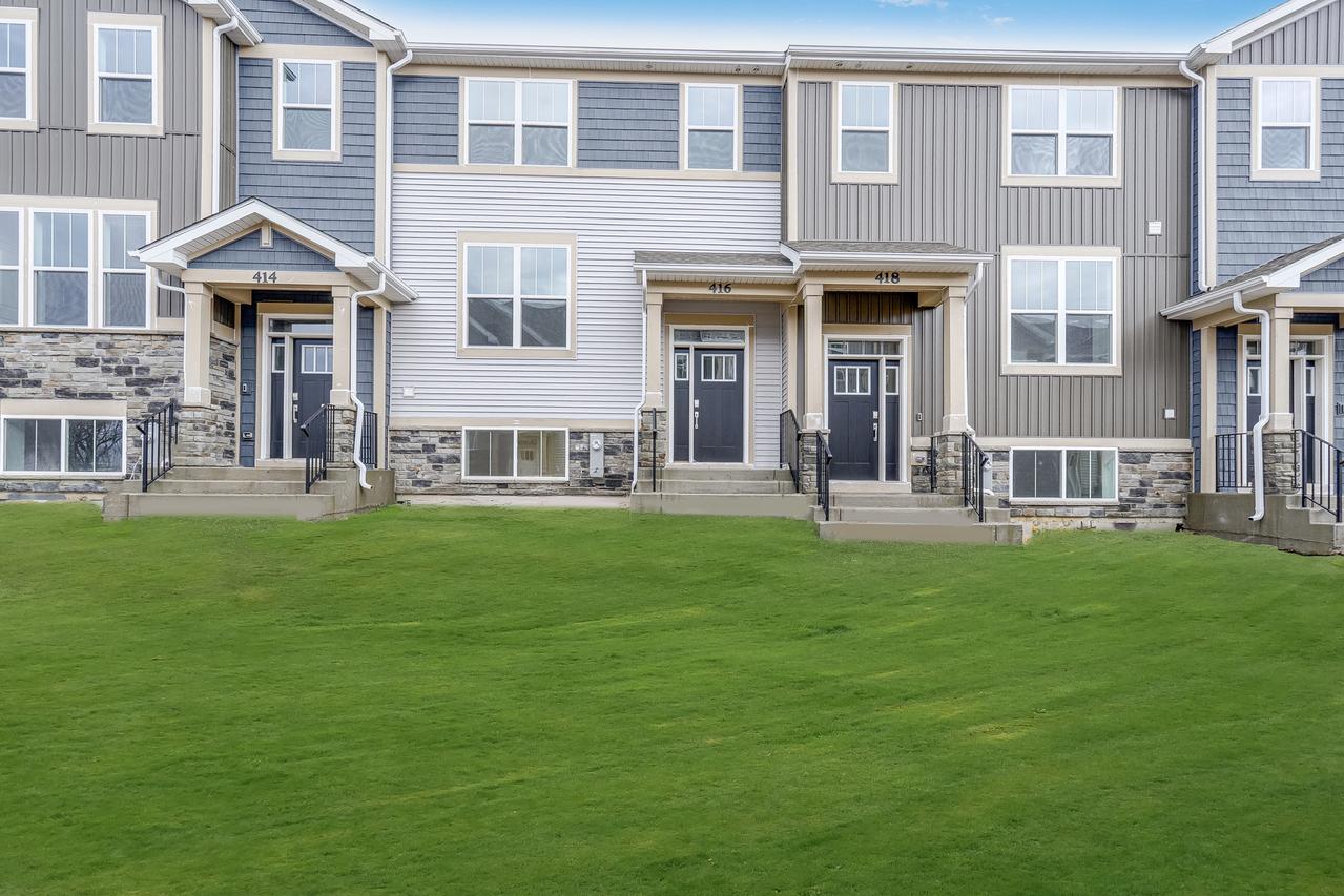 416 Red Oak Cir., Volo, IL 60020