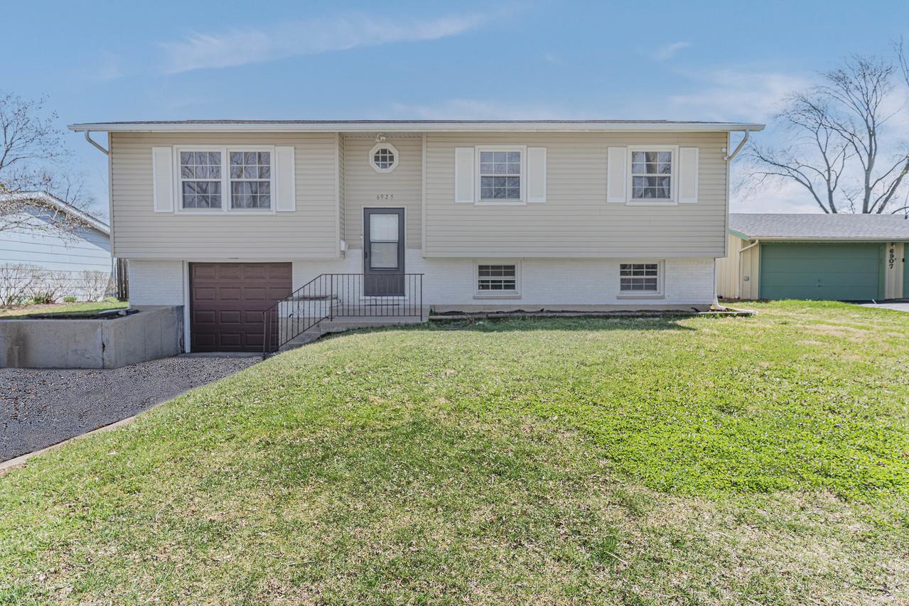 6925 Edgebrook Ln., Hanover Park, IL 60133