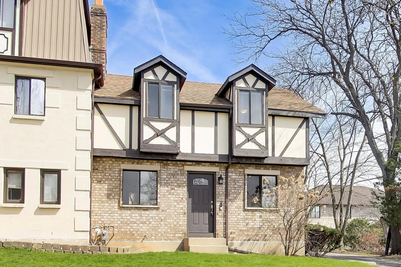 828 Village Quarter Rd. #A, West Dundee, IL 60118