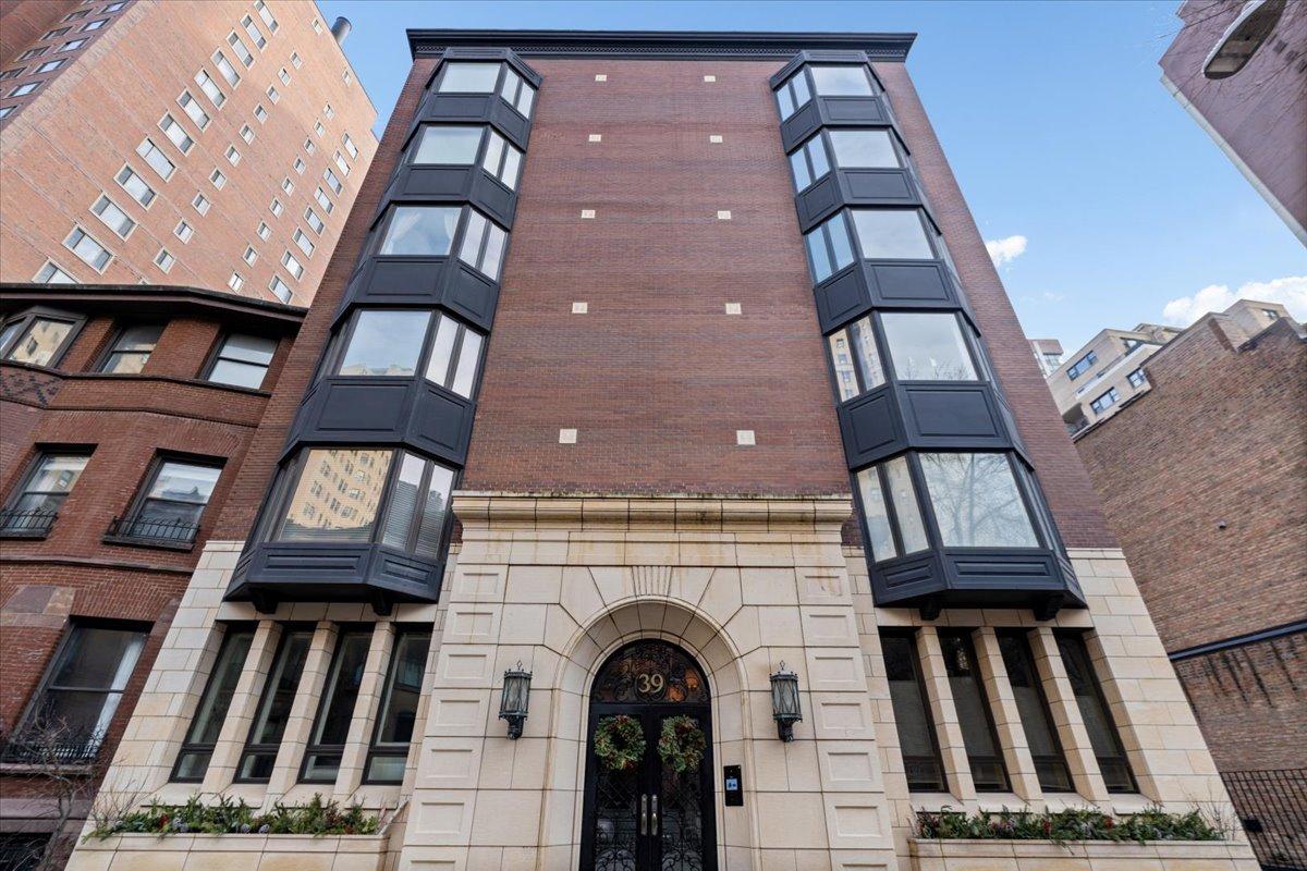 39 E Schiller St. #1E, Chicago, IL 60610
