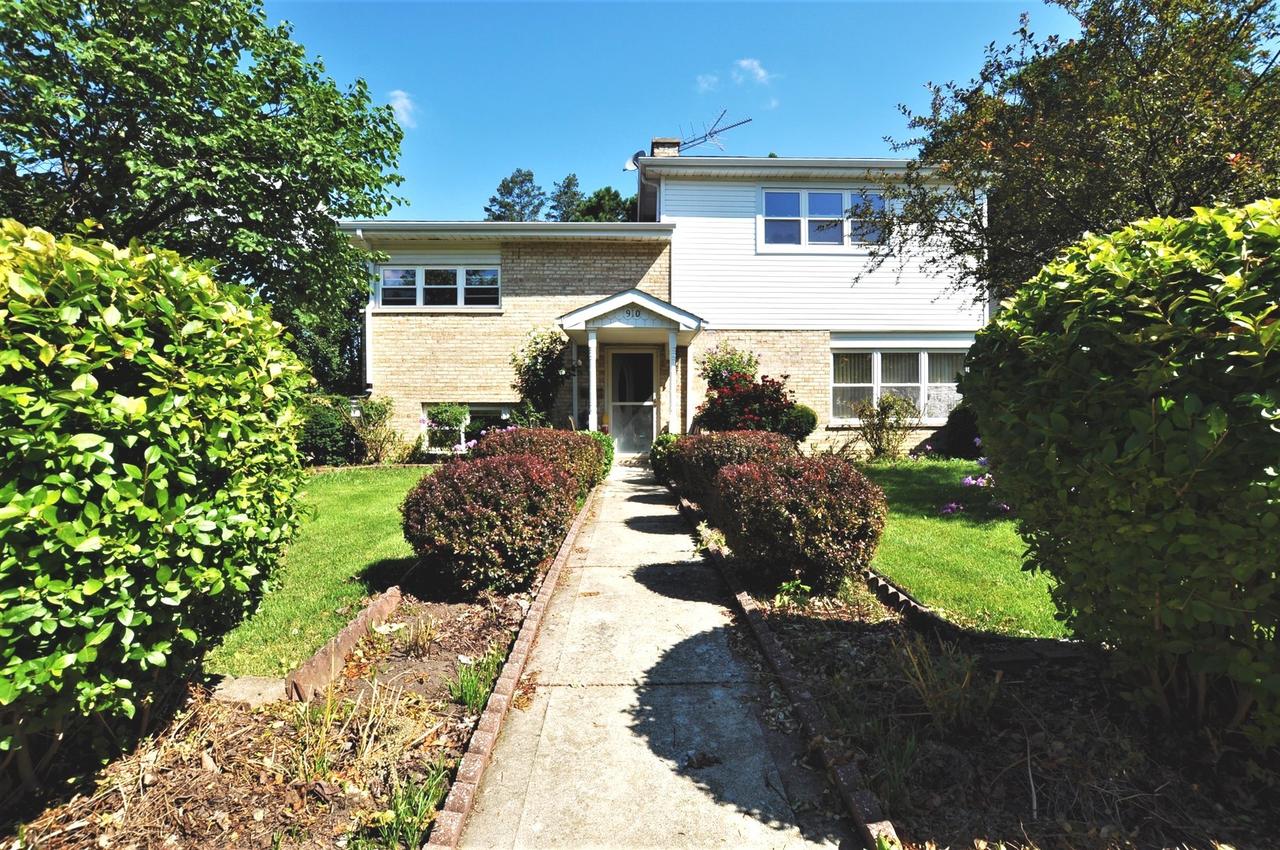 910 Hollywood Ave., Des Plaines, IL 60016