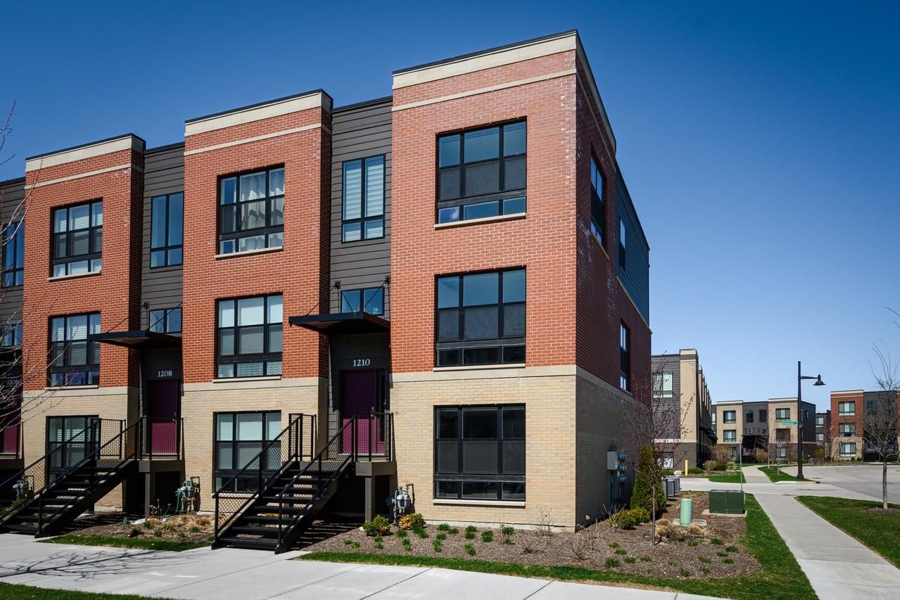 1210 Lakepointe Dr., Schaumburg, IL 60173