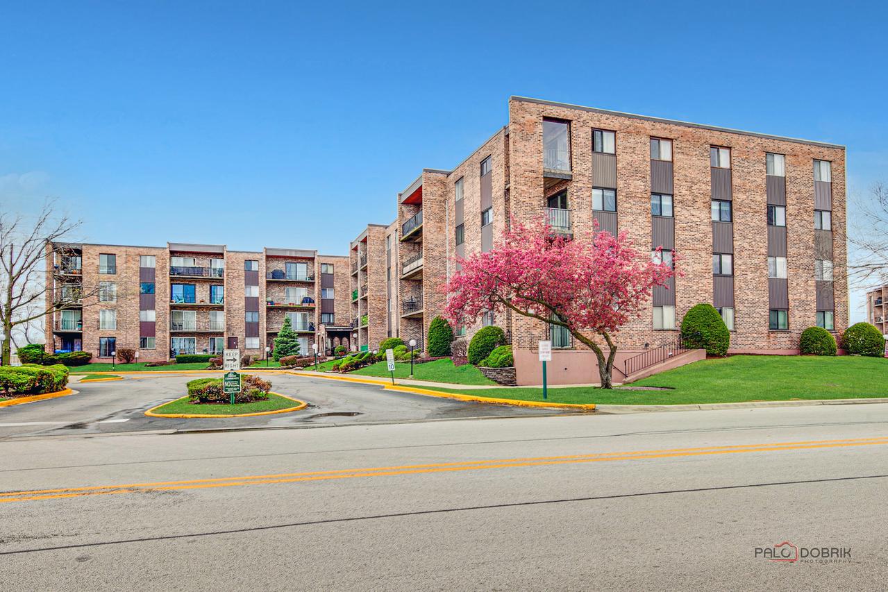 625 W Huntington Commons Rd. #208, Mount Prospect, IL 60056