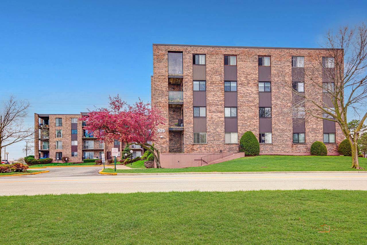 625 W Huntington Commons Rd. #208, Mount Prospect, IL 60056