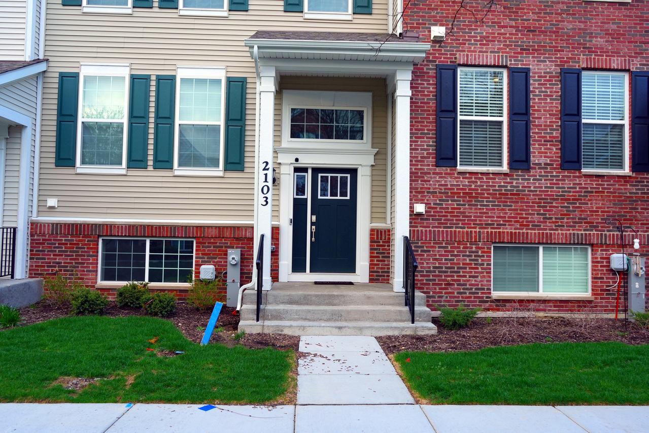 2103 Neubauer Cir., Lindenhurst, IL 60046