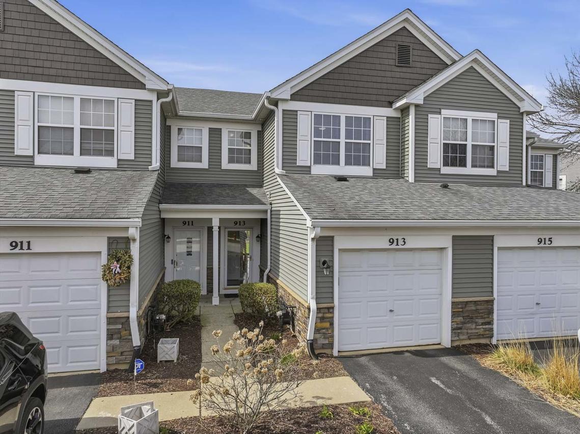 913 Genesee Dr., Naperville, IL 60563