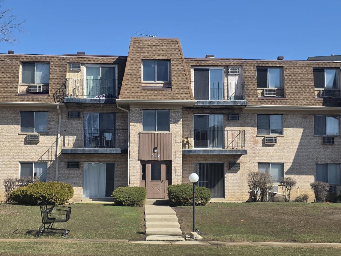 212 Shorewood Dr. #2D, Glendale Heights, IL 60139