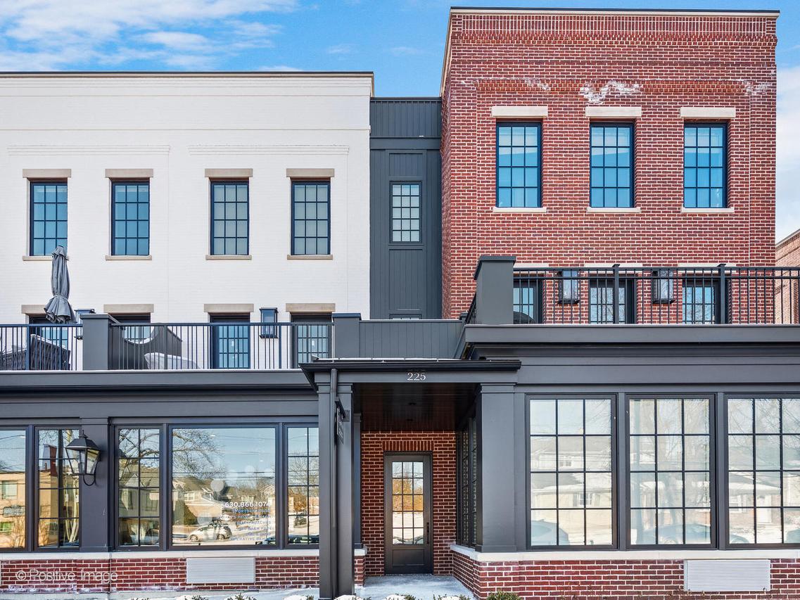 225 Burlington Ave. #TH1, Clarendon Hills, IL 60514