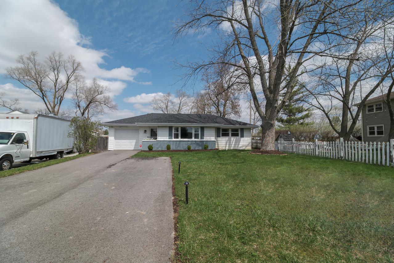 2414 Deerpath Dr., Lindenhurst, IL 60046