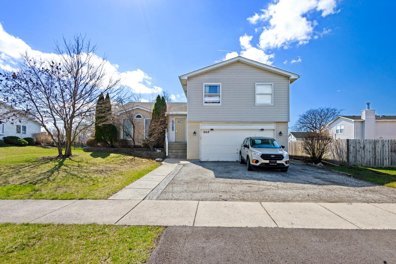 649 Hiawatha Dr., Carol Stream, IL 60188
