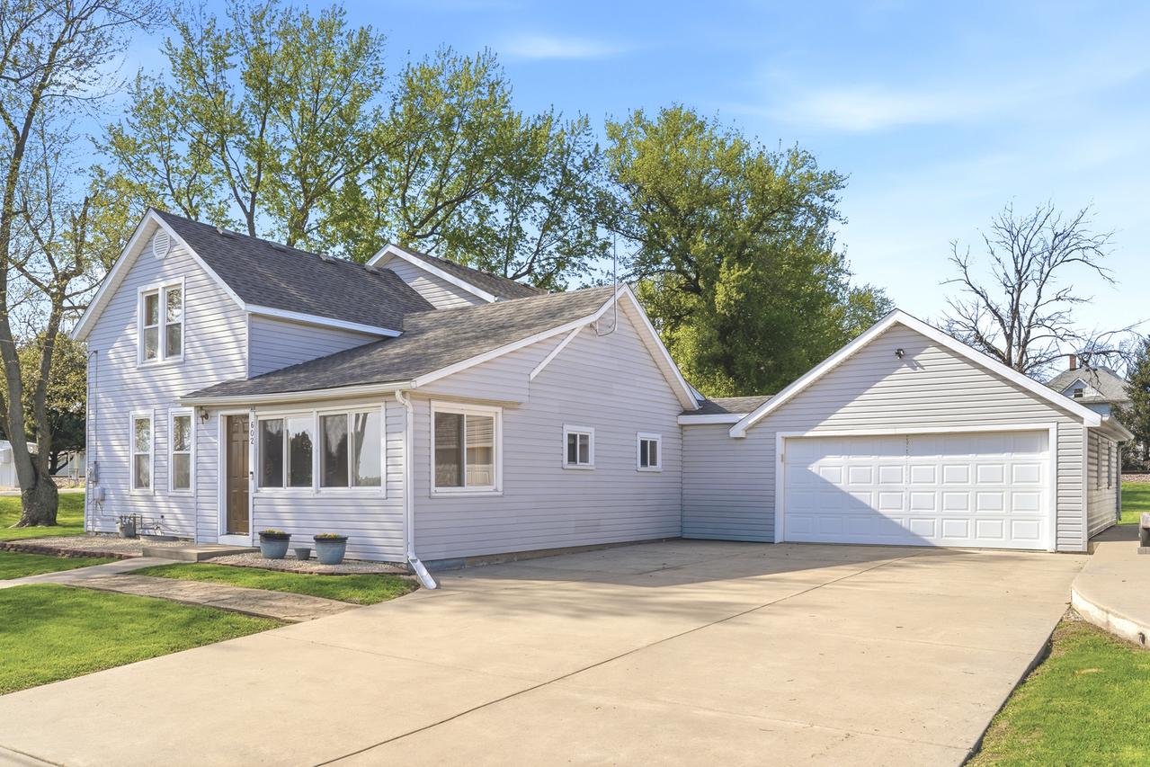 602 S Fourth Dr., Ashton, IL 61006