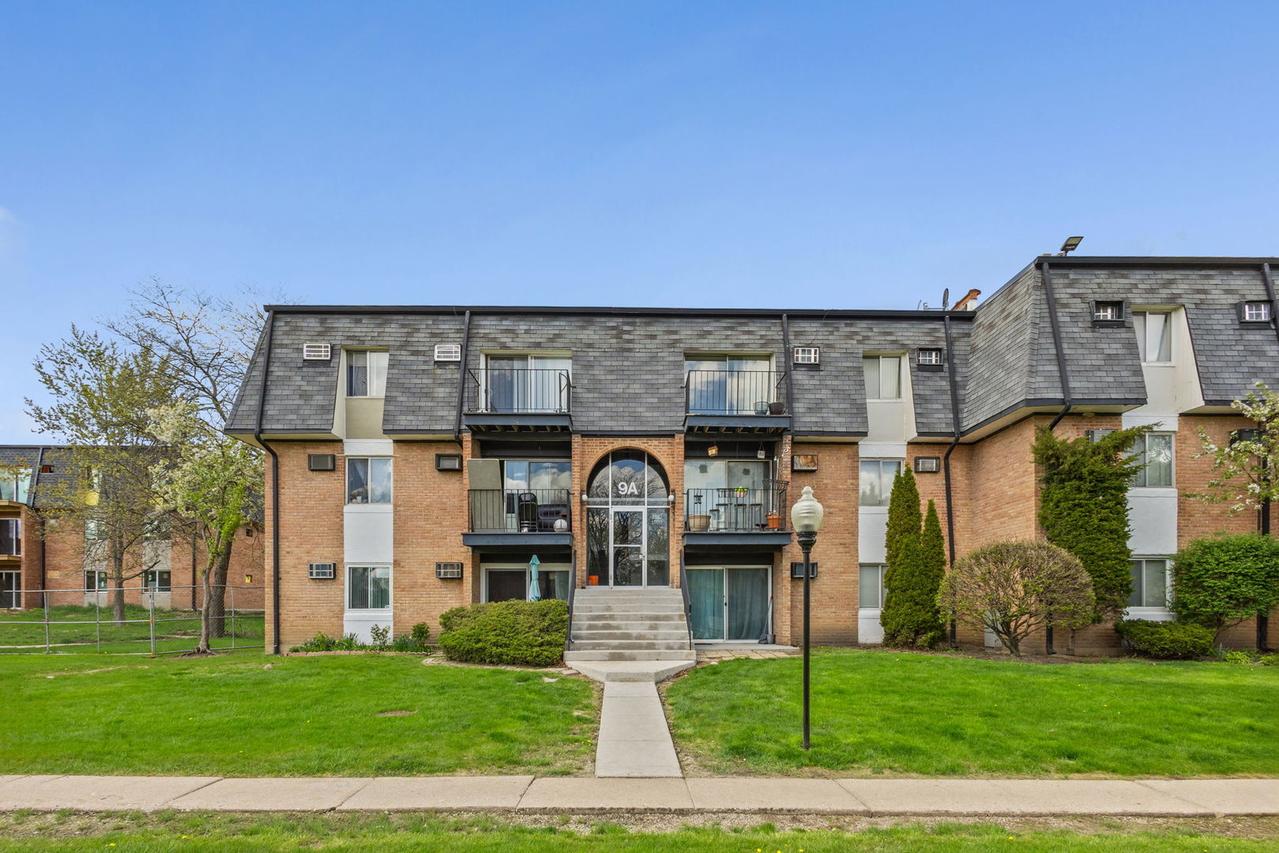 9 E Dundee Quarter Dr. #108, Palatine, IL 60074