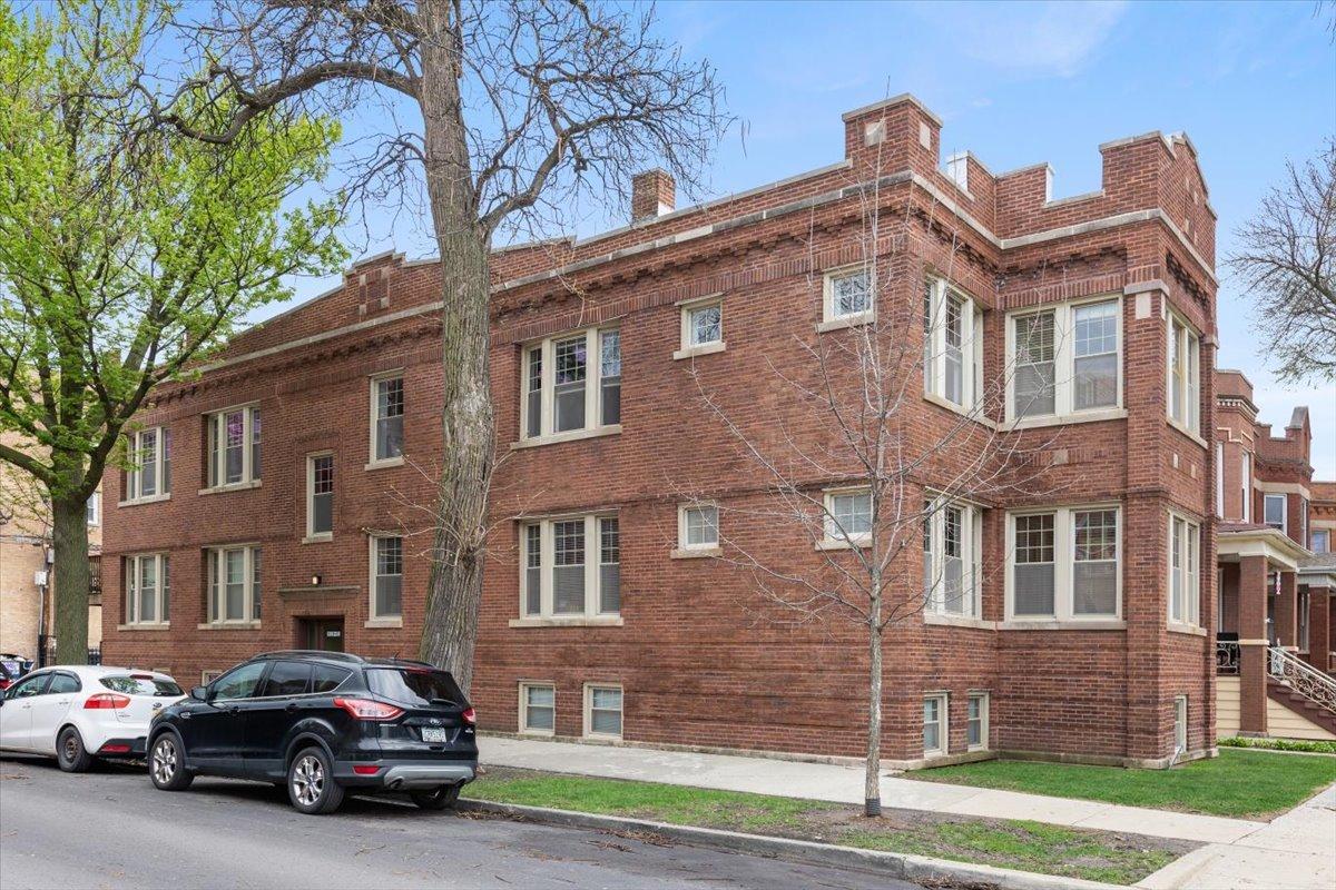 3121 W Belle Plaine Ave. #2W, Chicago, IL 60618