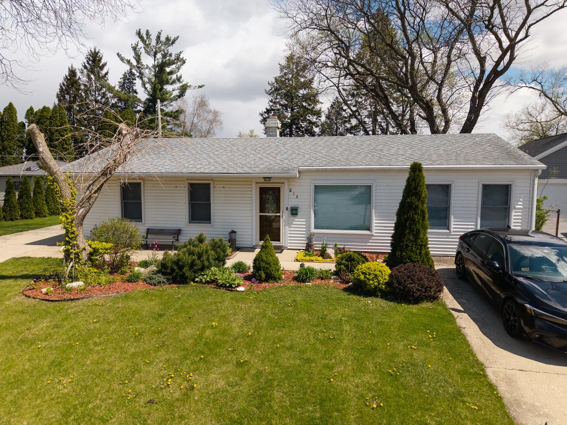 813 Parkside Ct., Streamwood, IL 60107