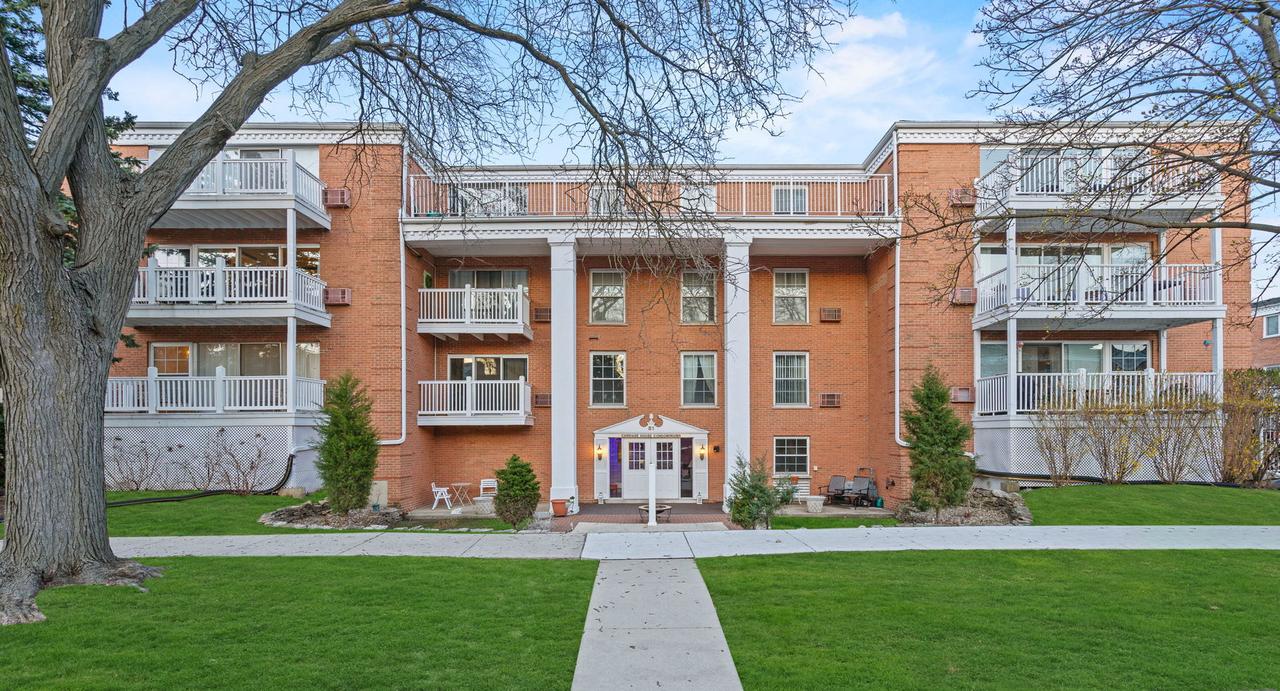 81 S 6th Ave. #202, La Grange, IL 60525