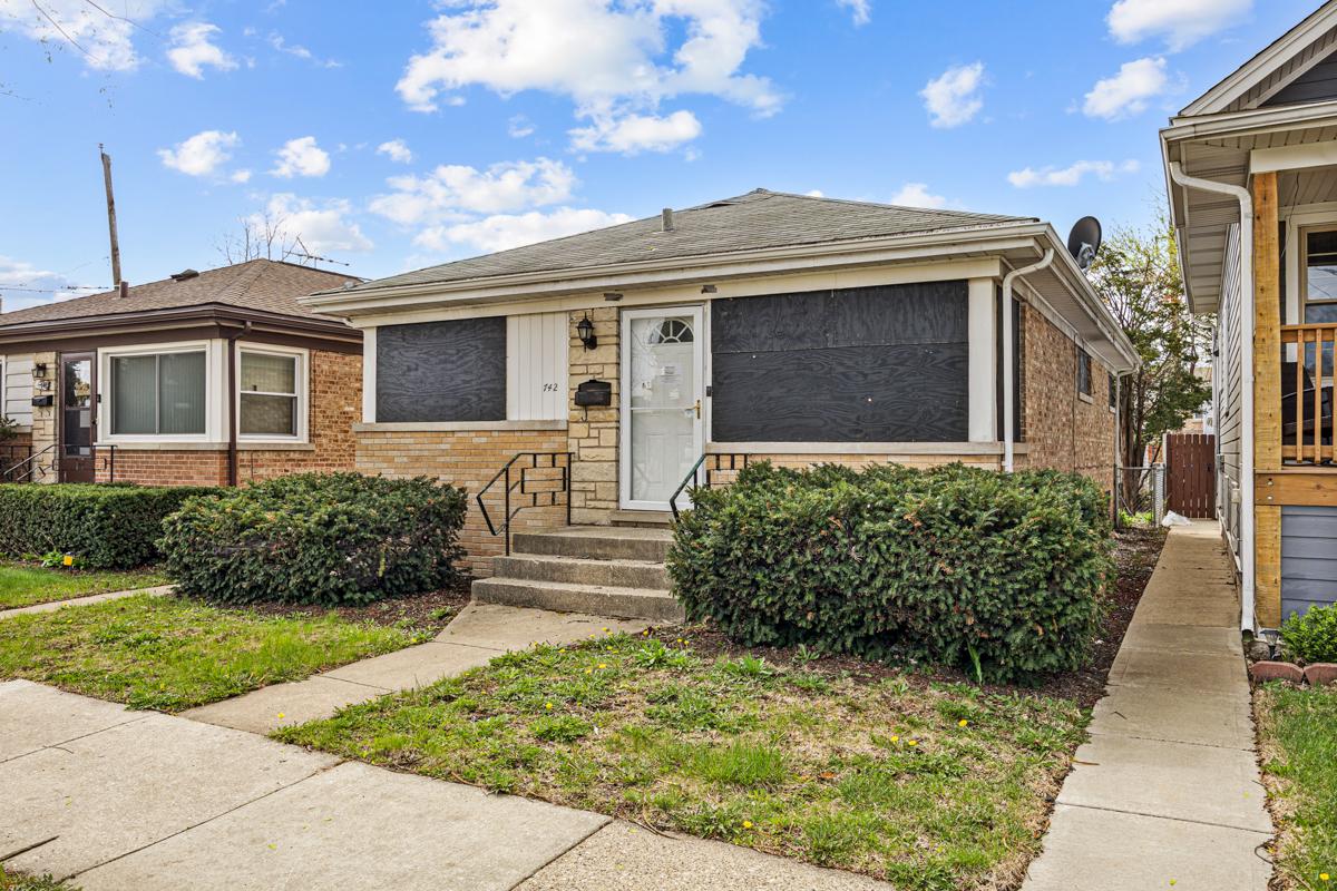 742 Bellwood Ave., Bellwood, IL 60104