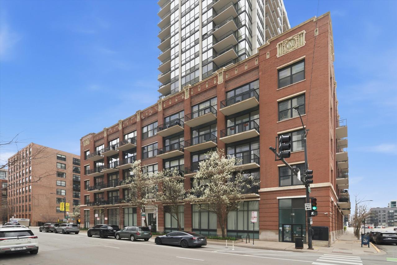210 S Desplaines St. #1210, Chicago, IL 60661