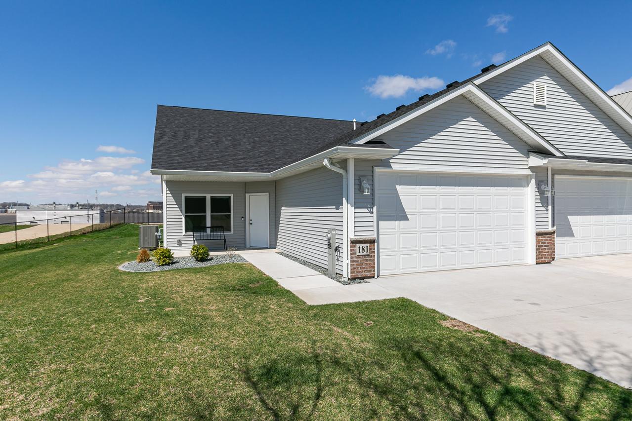 181 Beacon Harbor Cir., East Moline, IL 61244