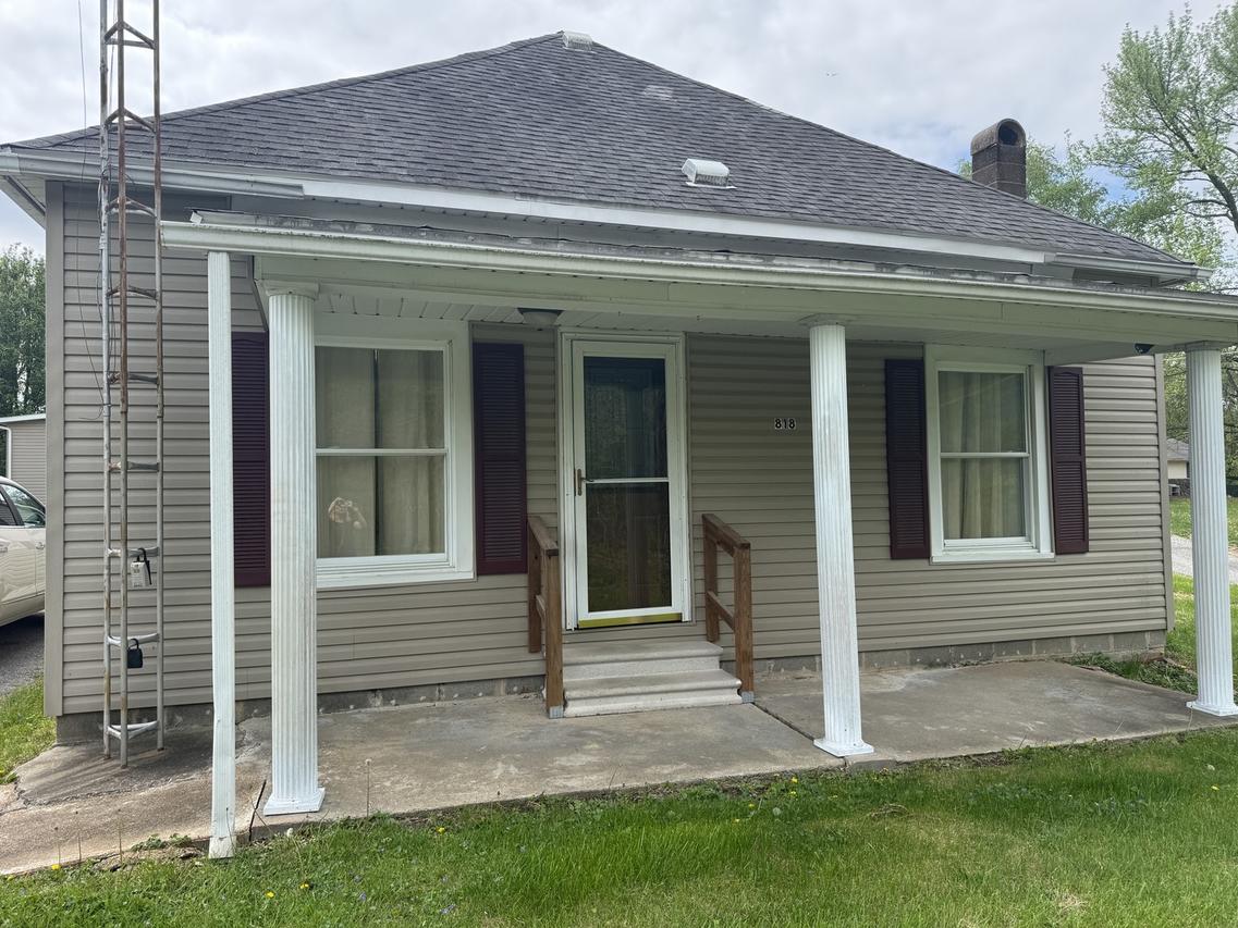 818 E Belleville Ave., Christopher, IL 62822