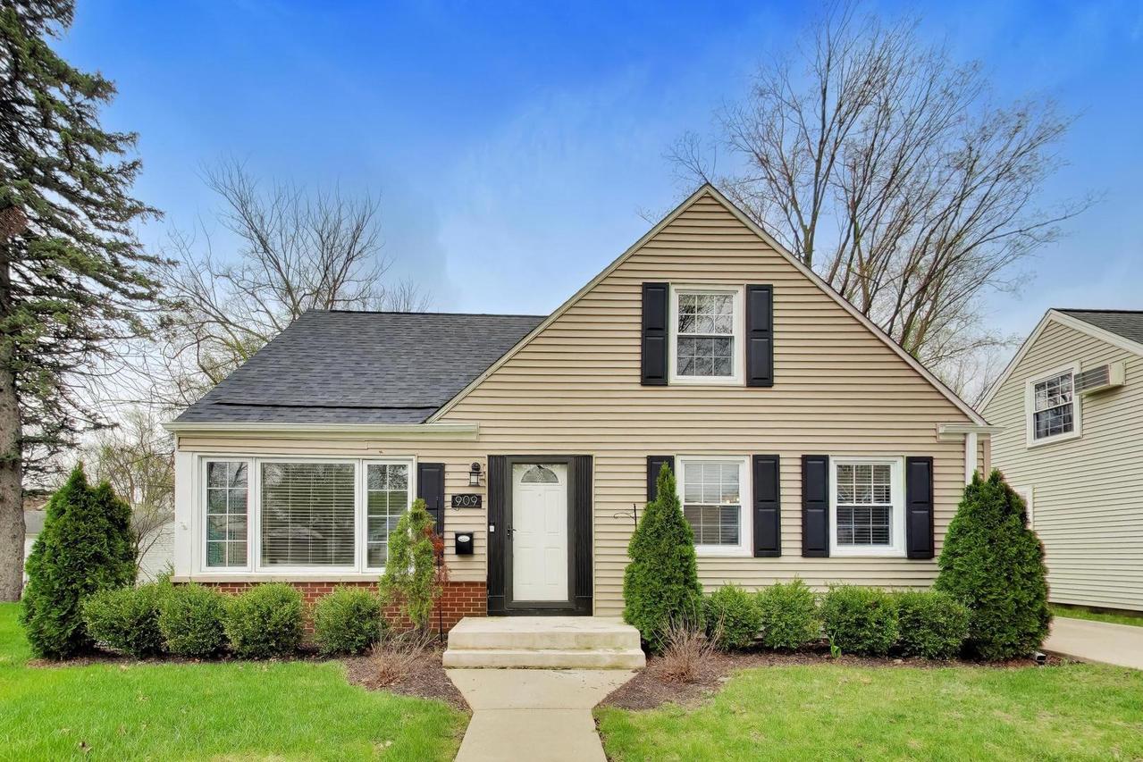 909 E Oakton St., Arlington Heights, IL 60004