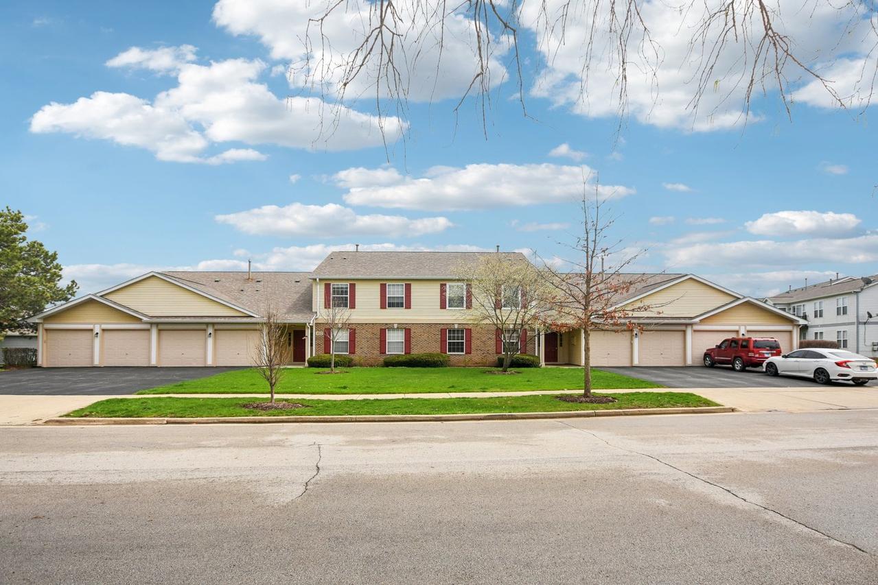 402 Woodview Cir. #D, Elgin, IL 60120