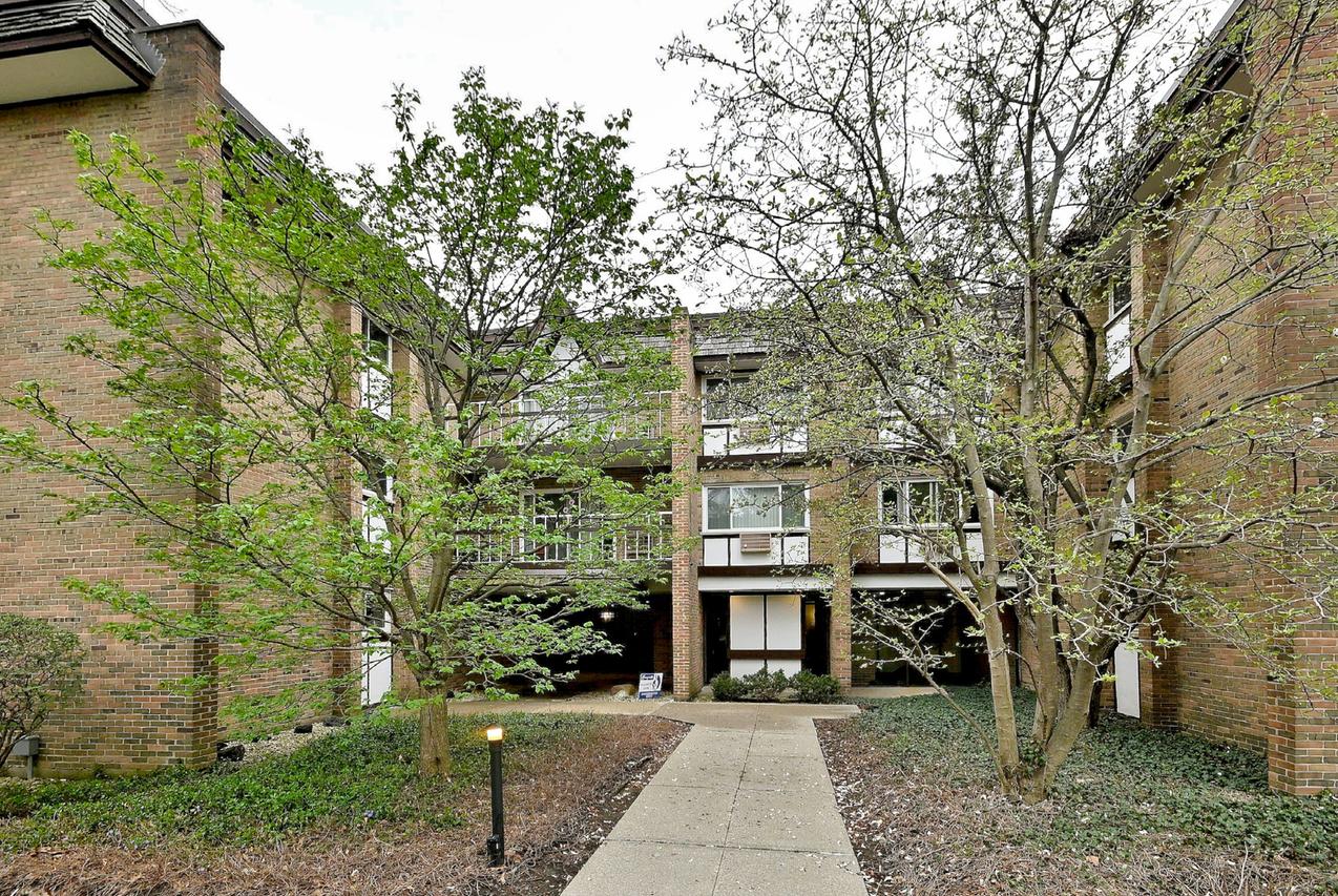 360 Claymoor Ave. #2E, Hinsdale, IL 60521