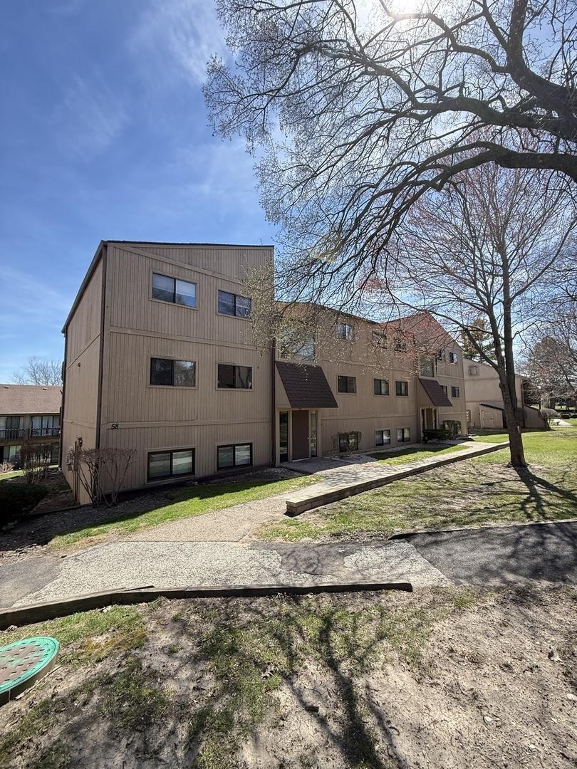 58 Vail Colony Rd. #9, Fox Lake, IL 60020