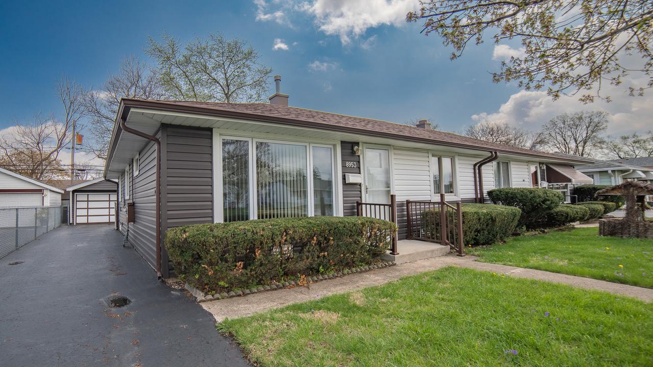 8953 S Corcoran Rd., Hometown, IL 60456