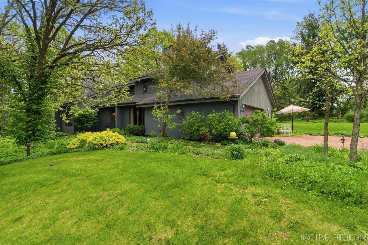 39W795 Reindeer Tr., St. Charles, IL 60175
