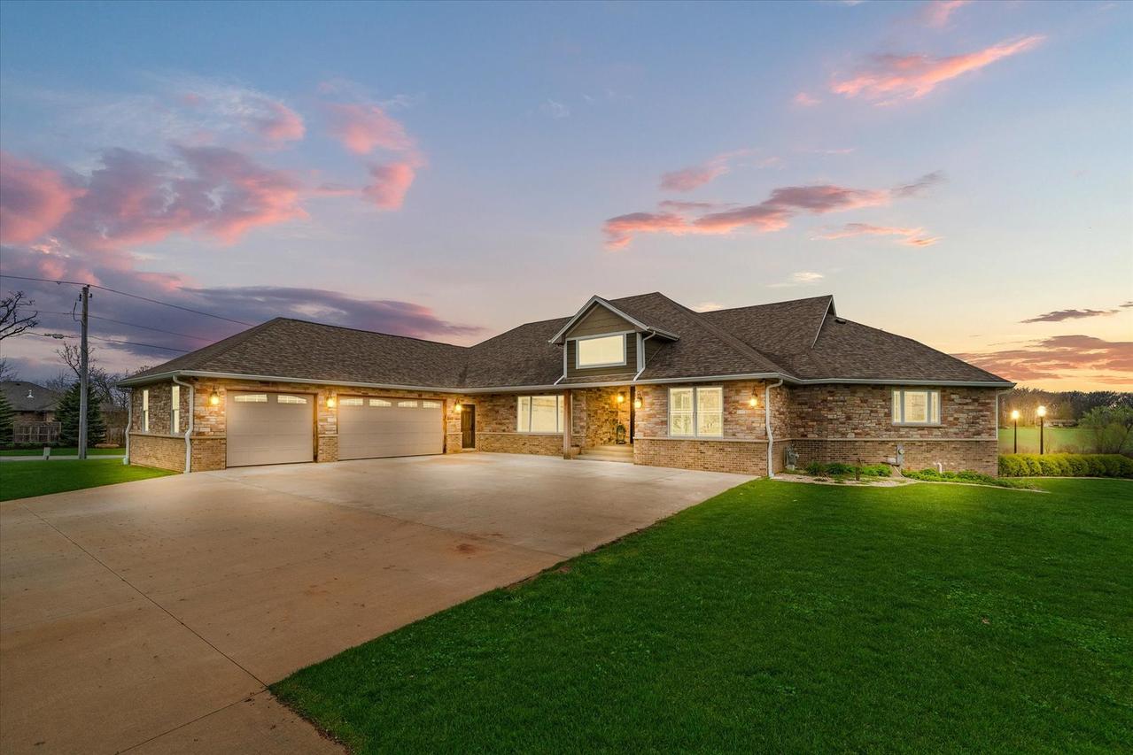 10016 E Hickory Ridge Dr., Rochelle, IL 61068
