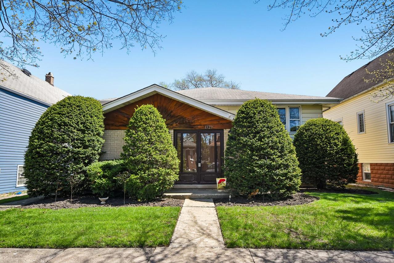 1527 Clarence Ave., Berwyn, IL 60402