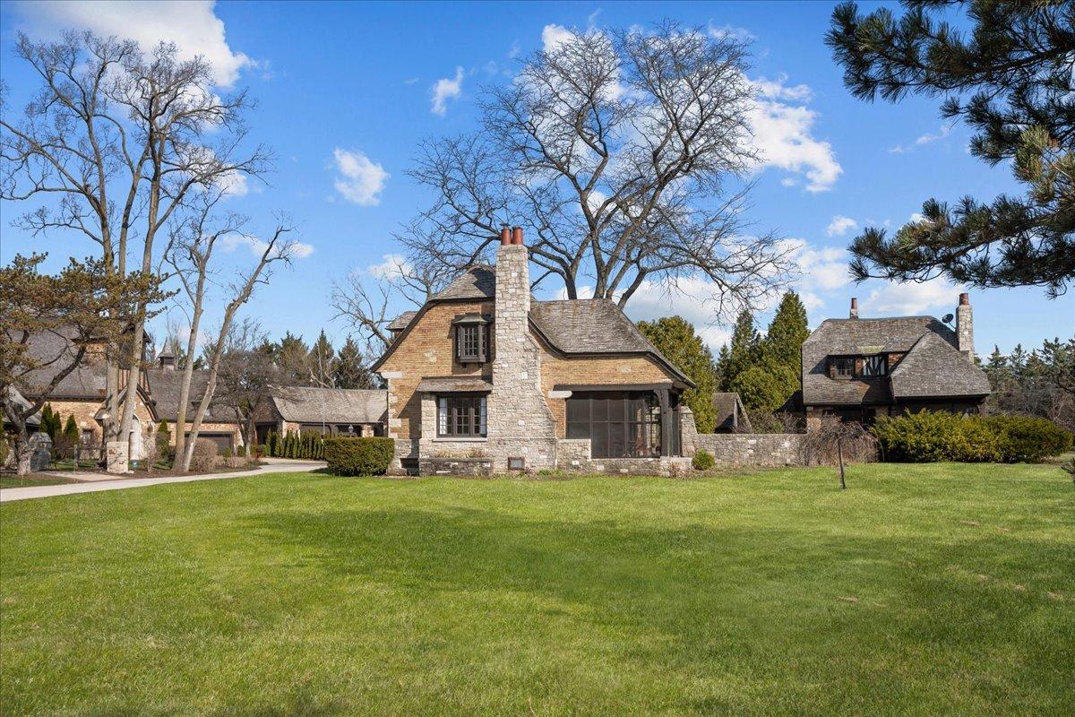 561 Hathaway Cir., Lake Forest, IL 60045