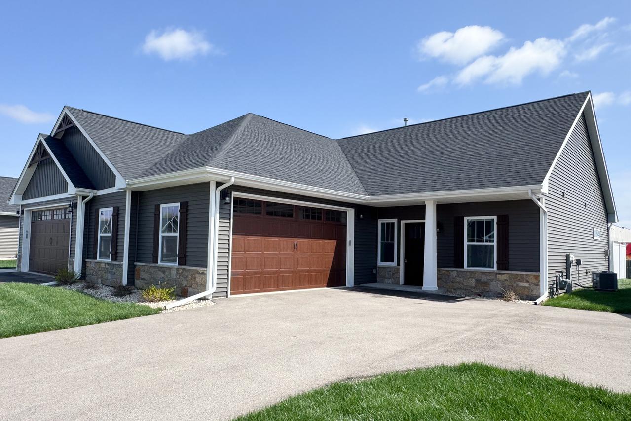 540 Anjali Ct. #R, Sycamore, IL 60178