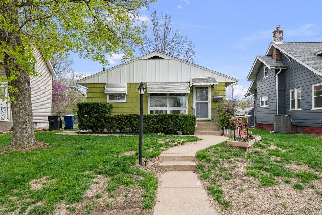 2374 33 St., Moline, IL 51265