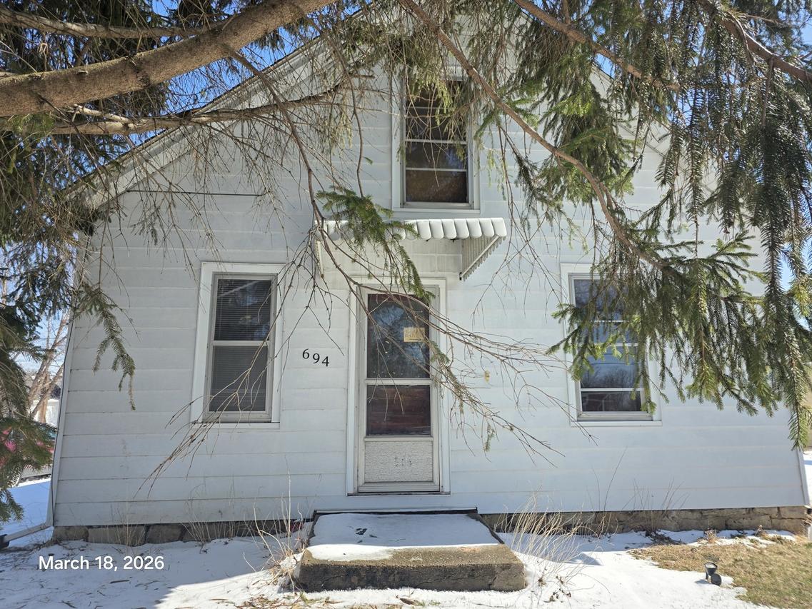 694 Montgomery Ave., East Dubuque, IL 61025