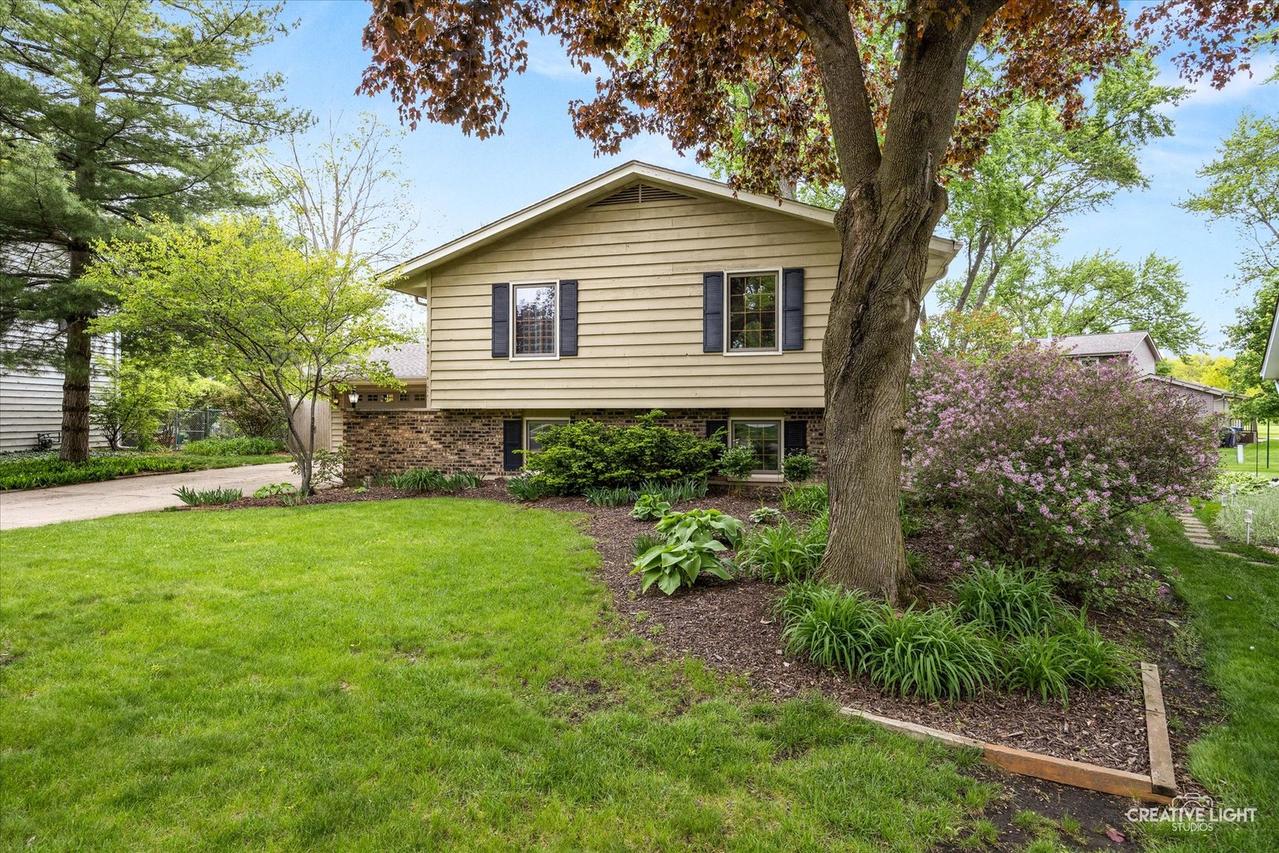 712 Westfield Dr., St. Charles, IL 60174