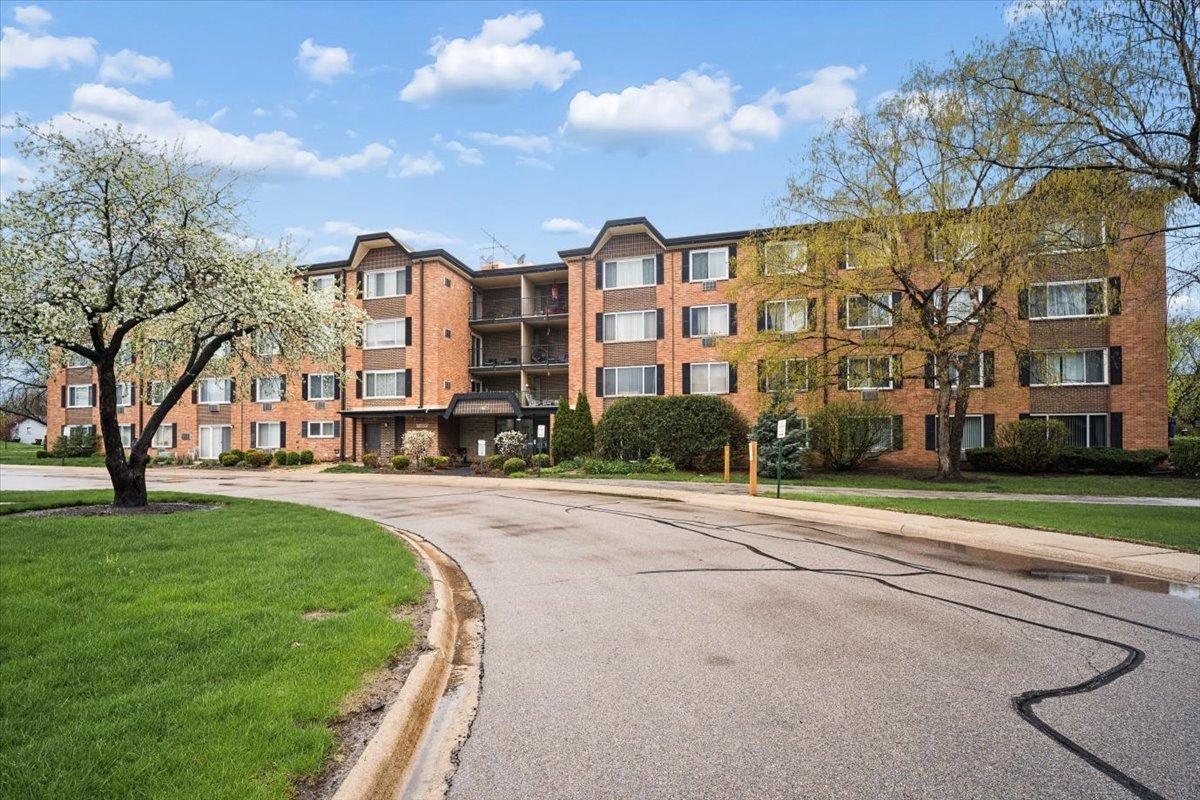 1117 S Old Wilke Rd. #402, Arlington Heights, IL 60005