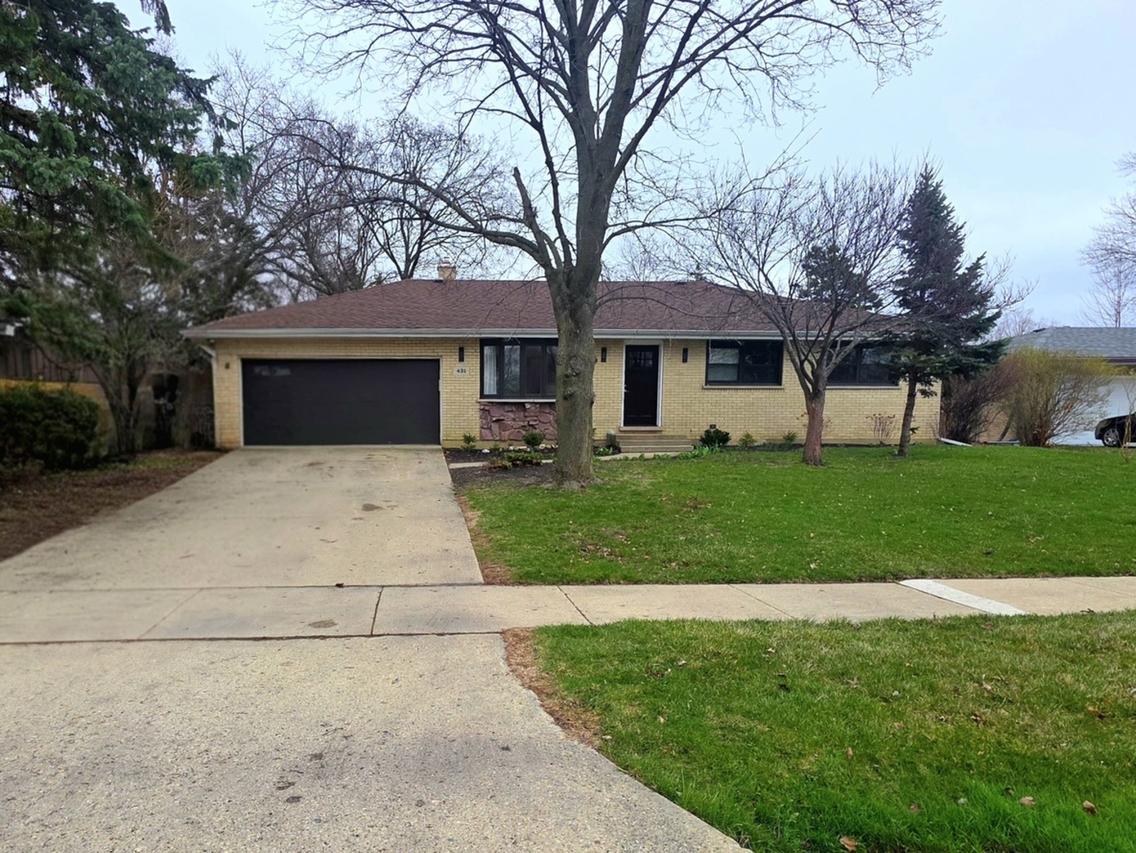 431 Springhill Dr., Roselle, IL 60172
